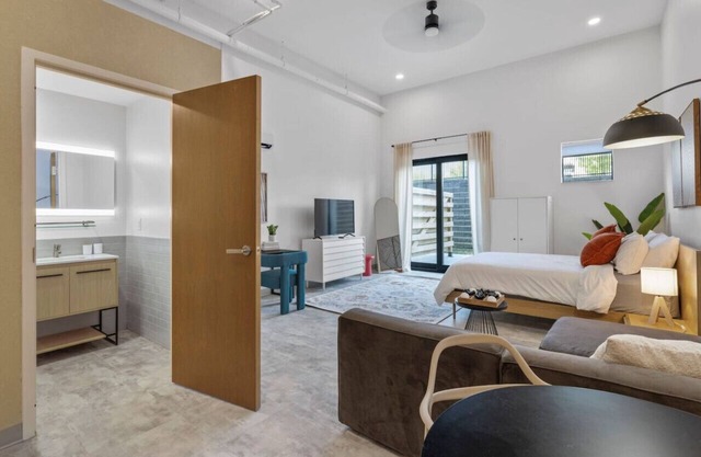 1 bed + lounge+ DT and museum