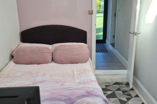 1 Bed Sleeps 2 with Private Garden