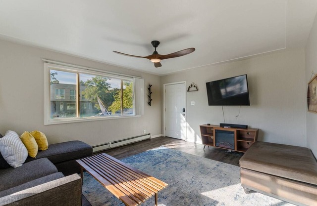 1-bed vacation home w/King bed just 6 minutes from Empower Field at Mile High