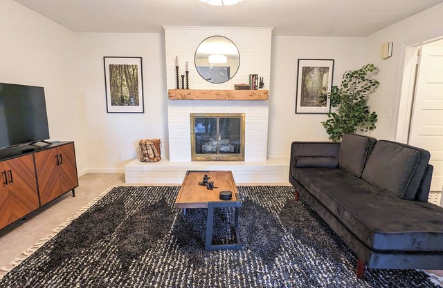 1 bedroom apt, Steps from Swamp Rabbit Trail, 15 minute walk to Main st.