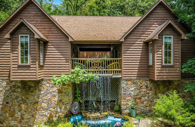 1 Bedroom Cabin In The Woods, Covered Porch, Jacuzzi, Kitchenette and Hot Tub.