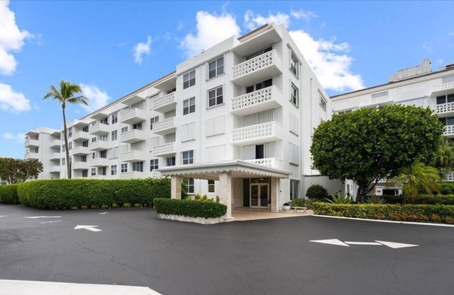 1 Bedroom Condo 435107 by Houzlet
