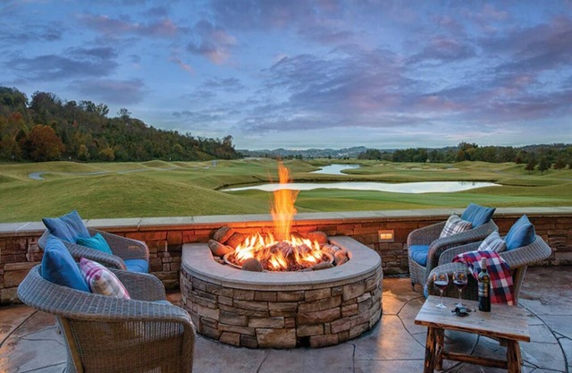1 Bedroom Deluxe Condo, Pool View, Sleeps 4, Waterpark, Great Smokies Lodge!