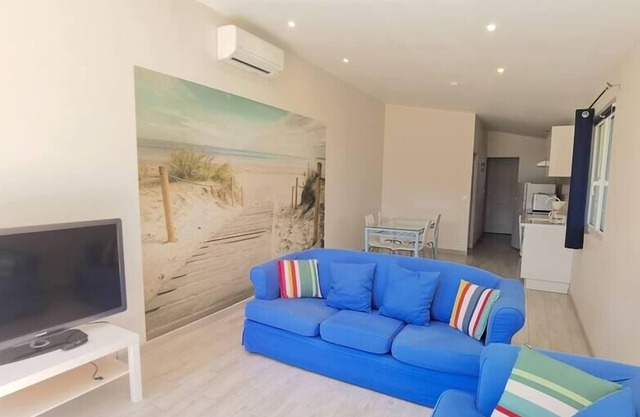 1 bedroom house, large terrace-15min from the beaches