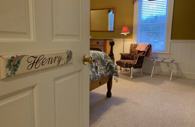 1-bedroom just 22 minutes from Cataloochee Ski Area - Henry Room