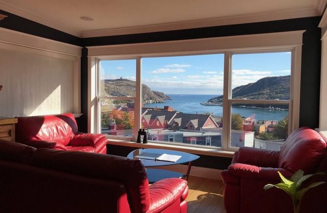 1 Bedroom Penthouse Suite with Harbour View and Outdoor Hot Tub.