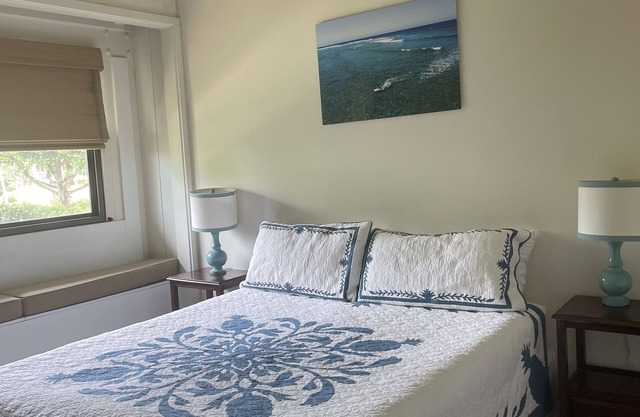 1 bedroom plus loft: Steps away from Turtle Bay, AC throughout: sleeps up to 6