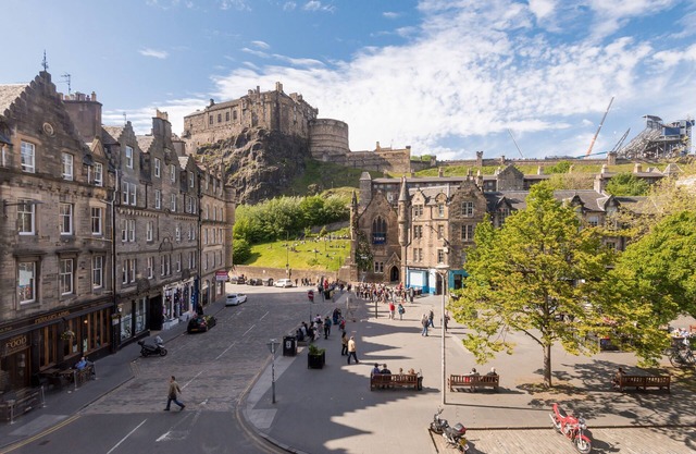1 bedroom property with a fantastic view of Edinburgh Castle in the heart of the Old Town