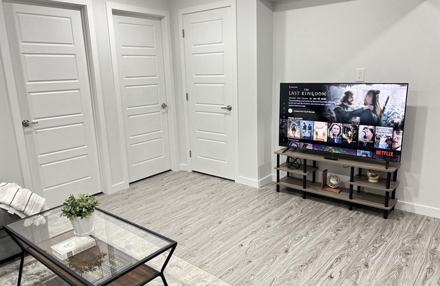 1 BEDROOM SUITE WITH PRIVATE ENTRANCE