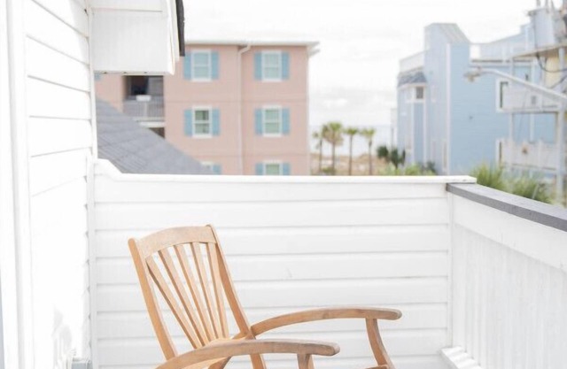 1 Bedroom Unit half block to beach