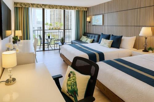1 block from Waikiki beach 3 beds and workspace