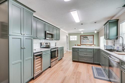 1 Block to Shore Fort Myers Beach Retreat