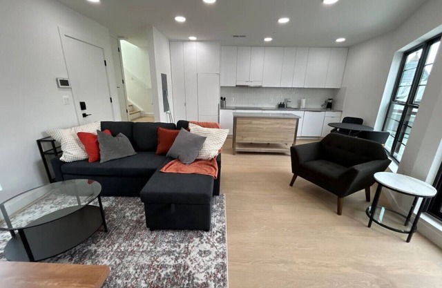 1 BR Penthouse Condo with Roof Deck & Capitol View