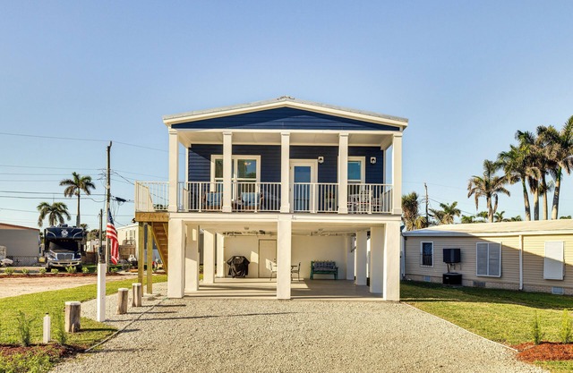 1 Mi to Beach Access: Home w/Porch in Fort Myers!