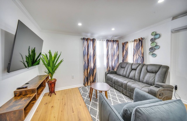 < 1 Mi to Beaches: Central Norfolk Apartment!