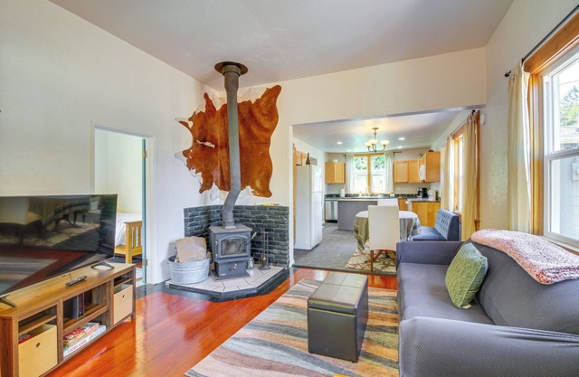 < 1 Mi to Coquille River: Cottage w/Private Yard!