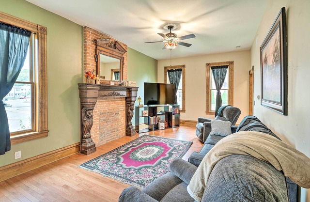 < 1 Mi to Downtown: Historic Dubuque Gem!
