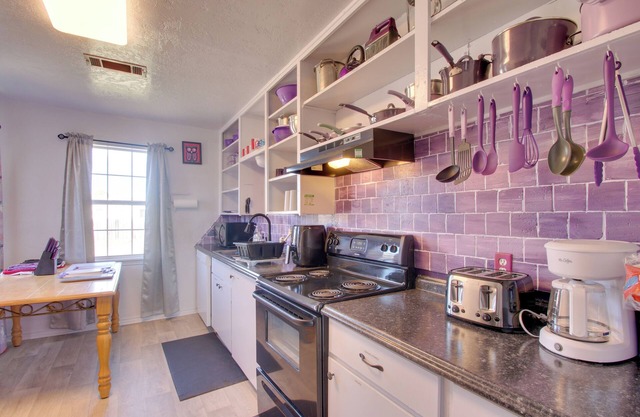 1 Mi to Fort Sill: Pet-Friendly Gem in Lawton