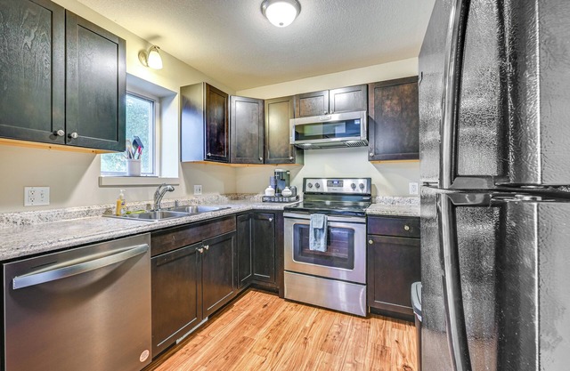 1 Mi to Jack Trice Stadium: Townhome w/Balcony