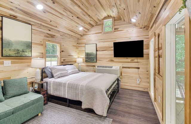 1 Mi to Lake: Charming Byrdstown Retreat w/Deck!