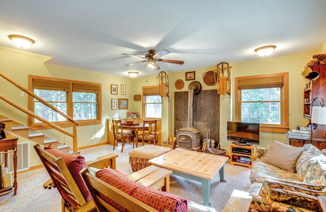 1 Mi to Lake Tahoe: Rustic Cabin w/Boat Dock