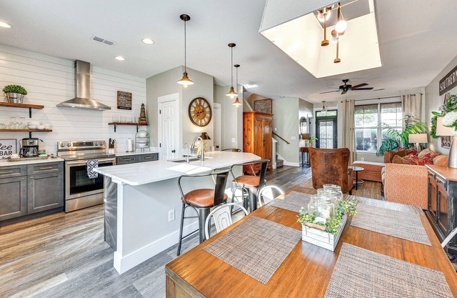 1 Mi to Old Town: Cheerful Bluffton Townhome!