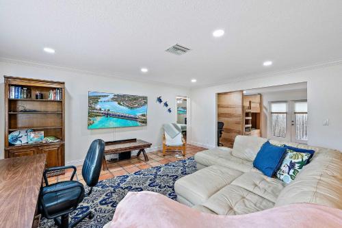 1 Mi to Shore Pet-Friendly Lake Worth Beach Home!
