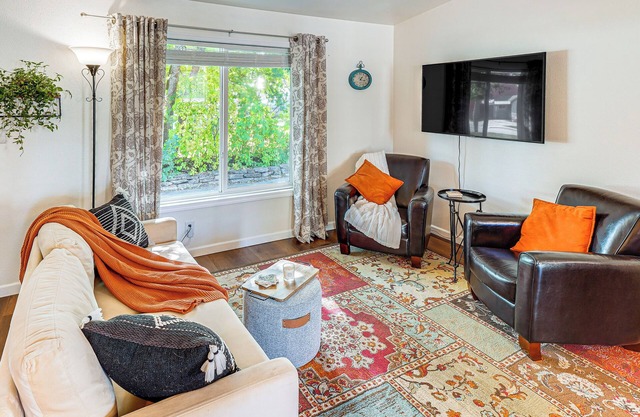 1 Mi to Tubbs Hill & Lake: Midtown Home w/Yard!