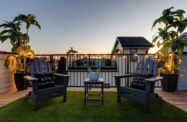 1 Mile to Downtown 4BR w/Rooftop