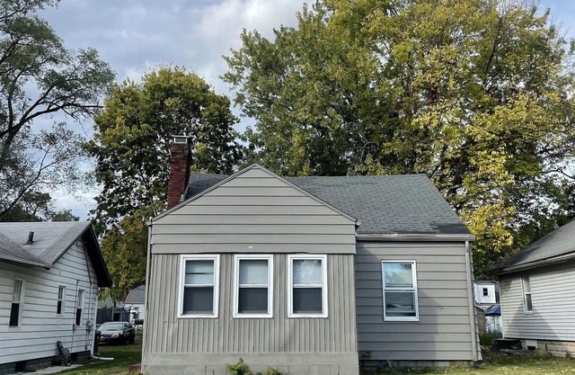 1 Mile walk from Notre Dame! Recently renovated home that accommodates up to 7!