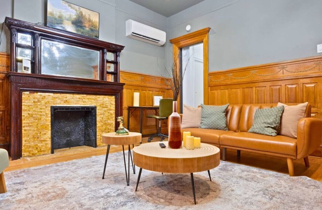 1 Min to Subway: King Bed, Luxe Airy Space + Patio