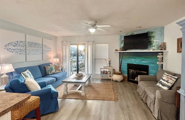 1 Min Walk Beach! Pool within Steps! Sleeps 6! AC, WiFi and 2 Community Pools