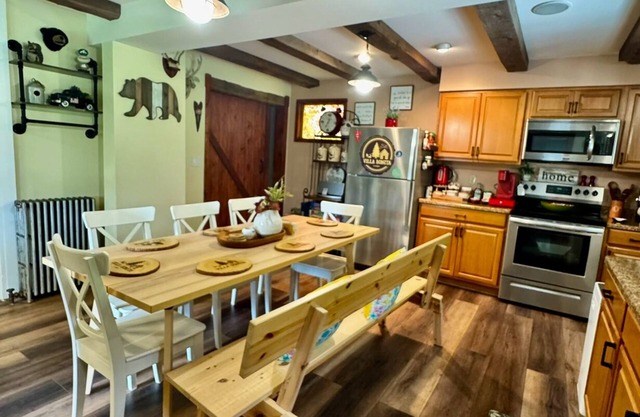 1 minute from Mount airy casino. pet’s friendly,