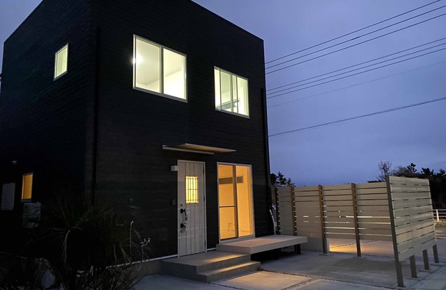 1 minute walk to the surf point beach! A California-style villa! BBQ while relaxing on the outdoor shower and garden sofa!