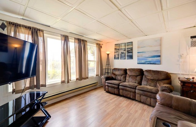 1 Ocean Fun Emerald Isle Apt, Steps to Beaches!