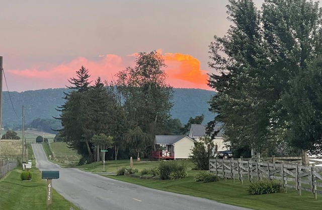 1 Queen Bedroom, 1 Bath, 2 Extra twin Beds, Beautiful mountain view from Porch.