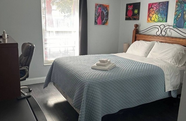 1 Queen Bedroom,Shared bath 1.5 miles from Atlantic Ave 1.5 miles Beaches & Bars