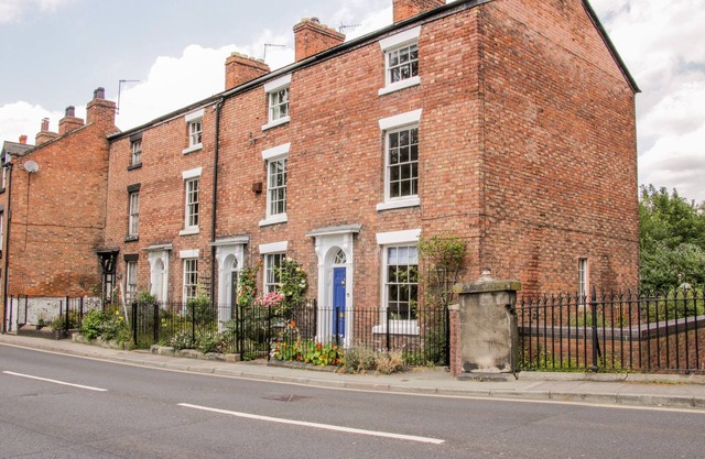 1 REABROOK PLACE, pet friendly, luxury holiday cottage in Shrewsbury