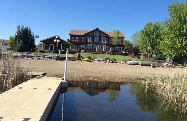 10 bdrm, 7 bath, cabana, beach, dock, pontoon, games, play ground