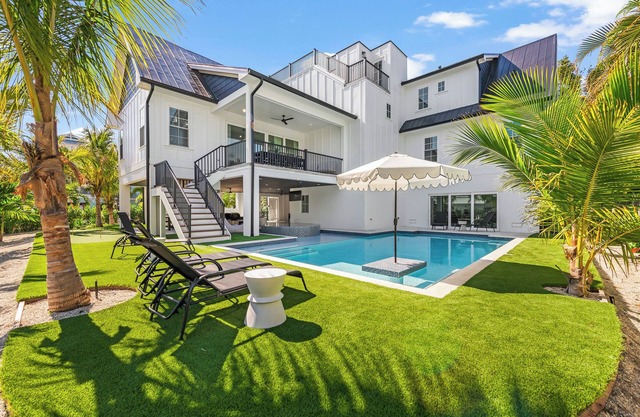 10 Bed Home with Rooftop Deck, Pool, Putting green! Close to Beach and Shops