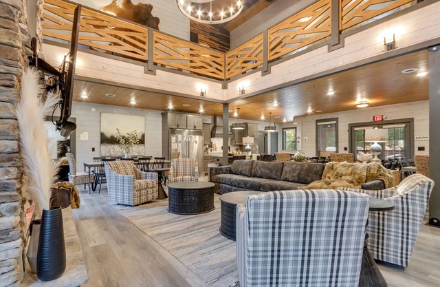 10 Bedroom Luxury Cabin in the Arts and Crafts Community!