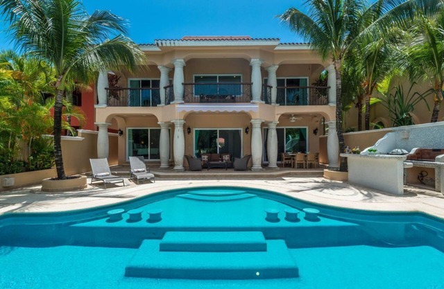 10 bedrooms, 2 luxury Villas Combined To Make The Perfect Home For Your Holiday