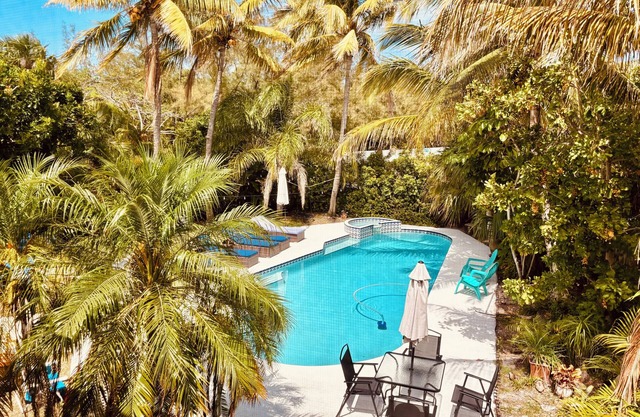 10 Beds/Private Tropical Pool/4Bikes/Beach Gear/Grill/Walk to Beach & Pickleball