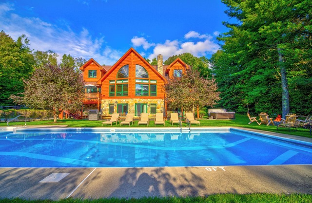 10 BR's Luxurious 7000 Sq.ft. Log Estate — Pool, Hot Tub, Privacy & Lake Access