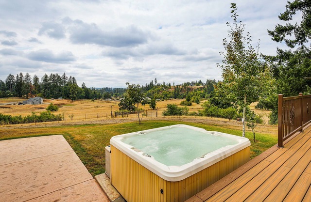 10 Mi to Eugene: Countryside Home w/Mtn Views!