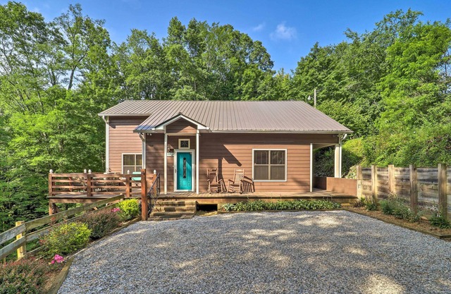 10 Mi to Grandfather Mountain: 'Wolfe Creek Cabin'