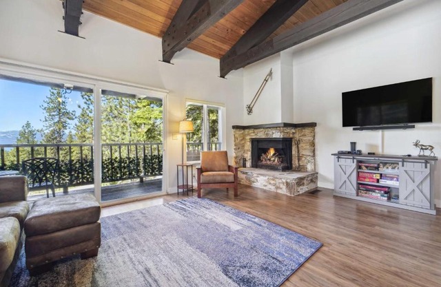 10 Mi to Palisades Tahoe! Condo with Game Room