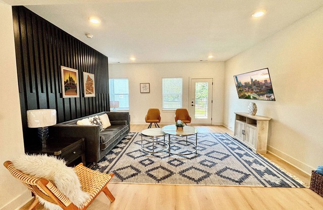 10 min to Broadway, Opry & airport! Roomy 3-bed, 3-bath home sleeps 12 and is packed with fun. Highlights: Private game room Fast Wi-Fi & smart TVs Free driveway parking Full kitchen, grill area, dog park After shows and hot chicken