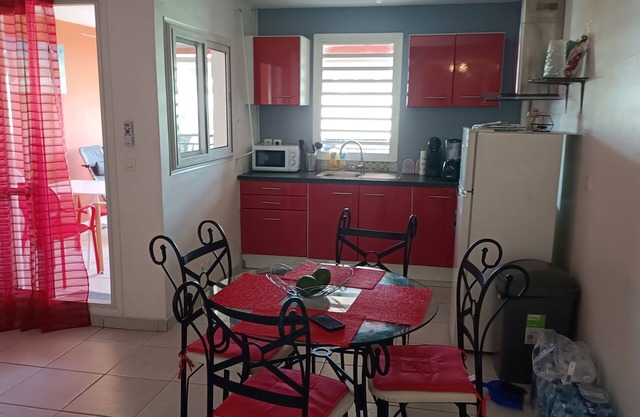 10 min walk to town, beaches and amenities! Ideally located apartment