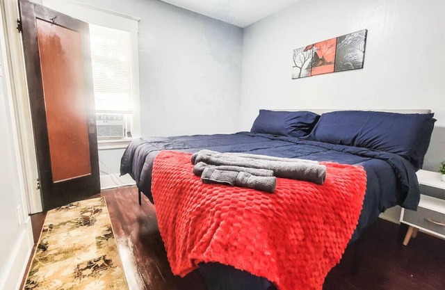 10 Mins to Airport Apt w/King Beds